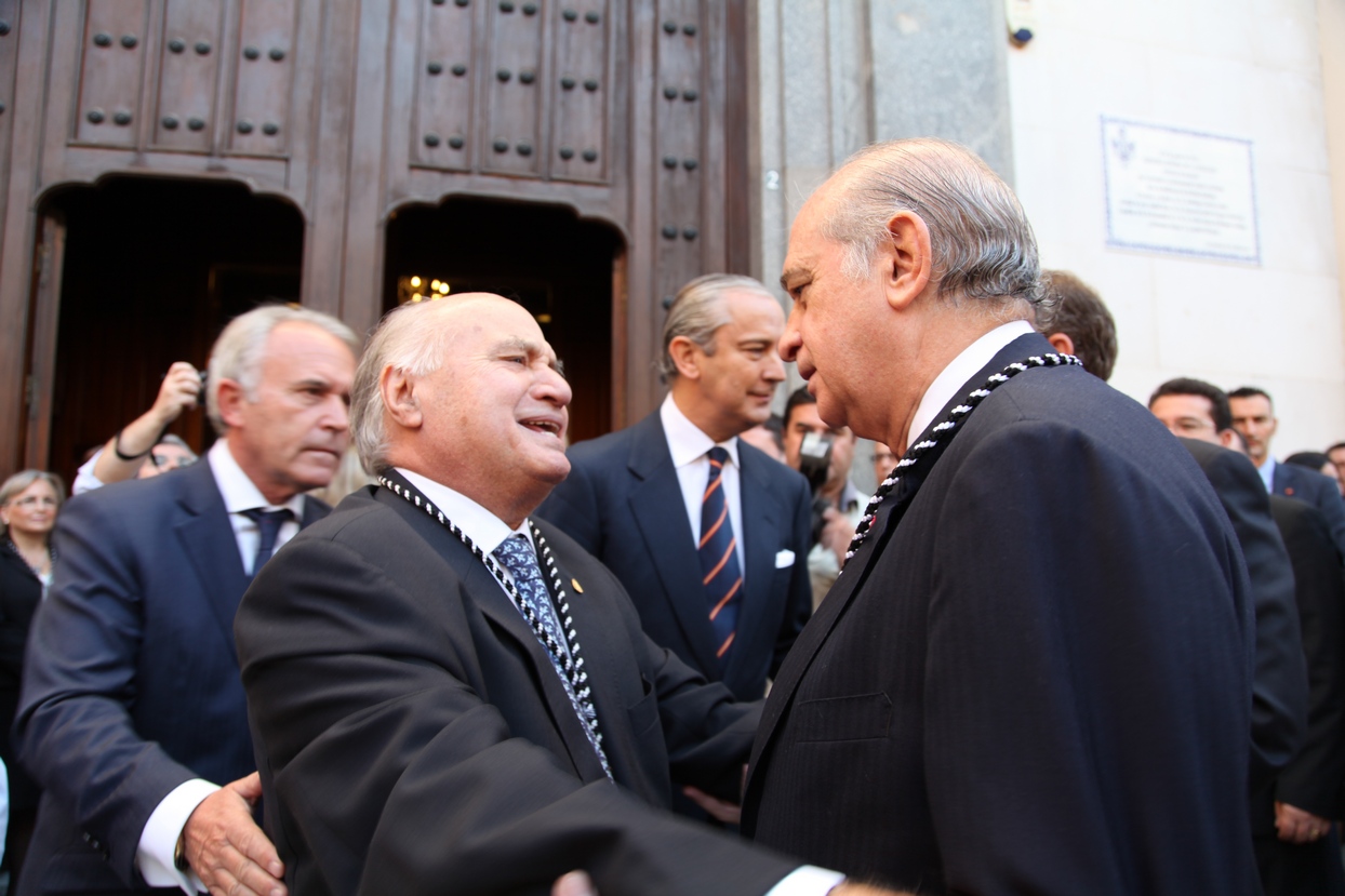 El ministro del Interior asiste a una ofrenda floral a la Patrona de Badajoz