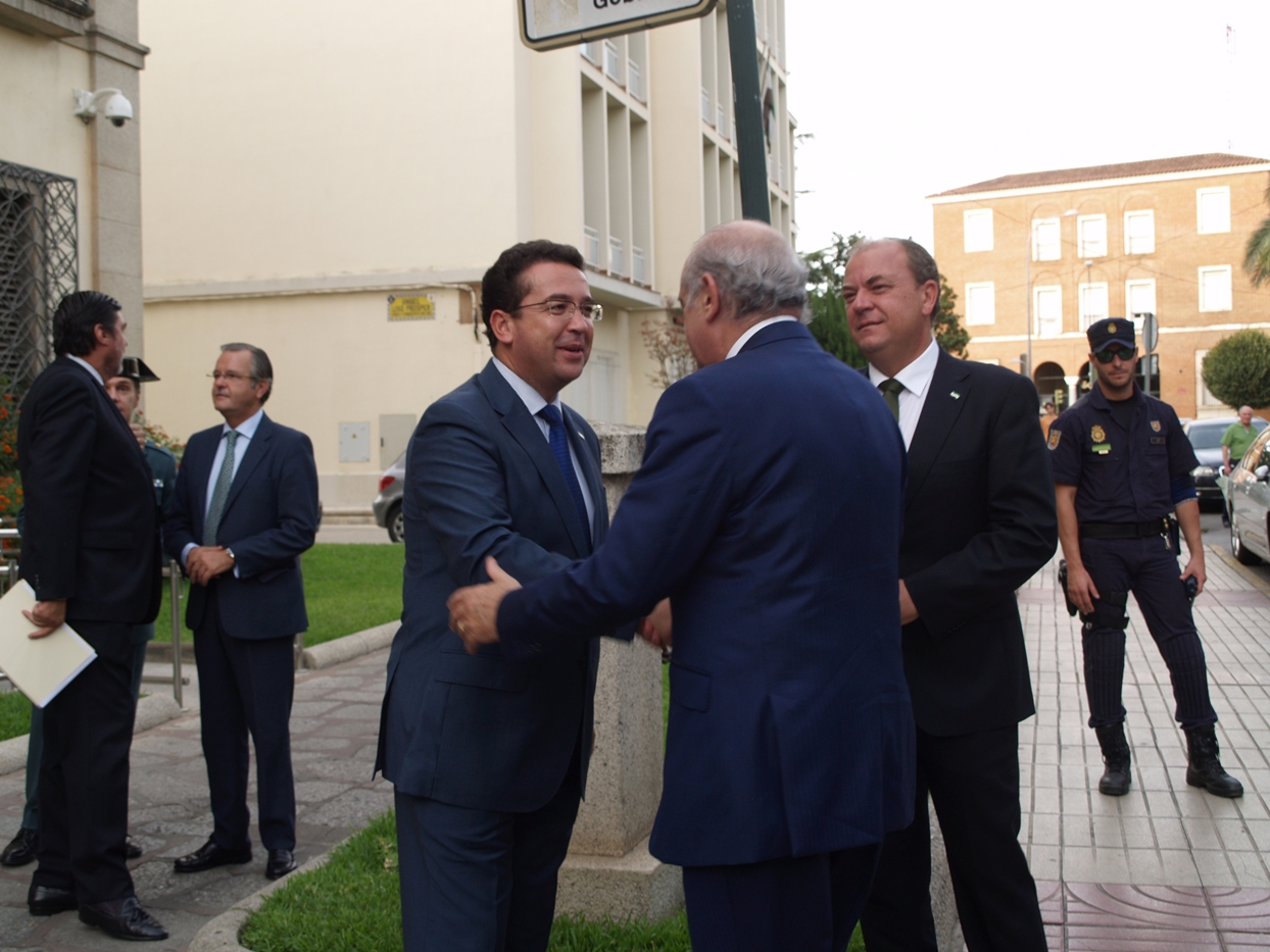 Imágenes de la llegada del ministro a Badajoz y del acto del Cupón de la ONCE