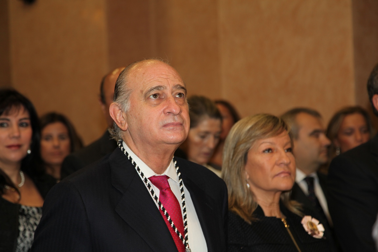 El ministro del Interior asiste a una ofrenda floral a la Patrona de Badajoz