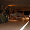 Imágenes del traslado del avión F5 a una rotonda de Badajoz