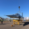Imágenes del traslado del avión F5 a una rotonda de Badajoz