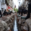 La lluvia respeta el toque de retreta militar