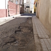 Vecinos del Casco Antiguo recogen firmas para que pavimenten varias calles