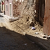 Vecinos del Casco Antiguo recogen firmas para que pavimenten varias calles