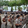 La lluvia respeta el toque de retreta militar