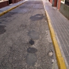 Vecinos del Casco Antiguo recogen firmas para que pavimenten varias calles