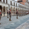 La lluvia respeta el toque de retreta militar