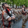 La lluvia respeta el toque de retreta militar