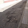 Vecinos del Casco Antiguo recogen firmas para que pavimenten varias calles