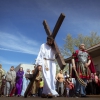 Espectaculares imágenes del Vía Crucis del Cerro de Reyes (Badajoz)