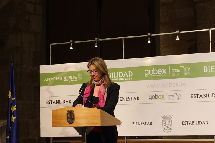 Cristina Teniente: &quot;Los gobiernos se deciden en las urnas, y no en los despachos&quot;