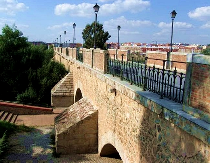 Un tratamiento especial de los adoquines del Puente de Palmas evitará que sean arrancados