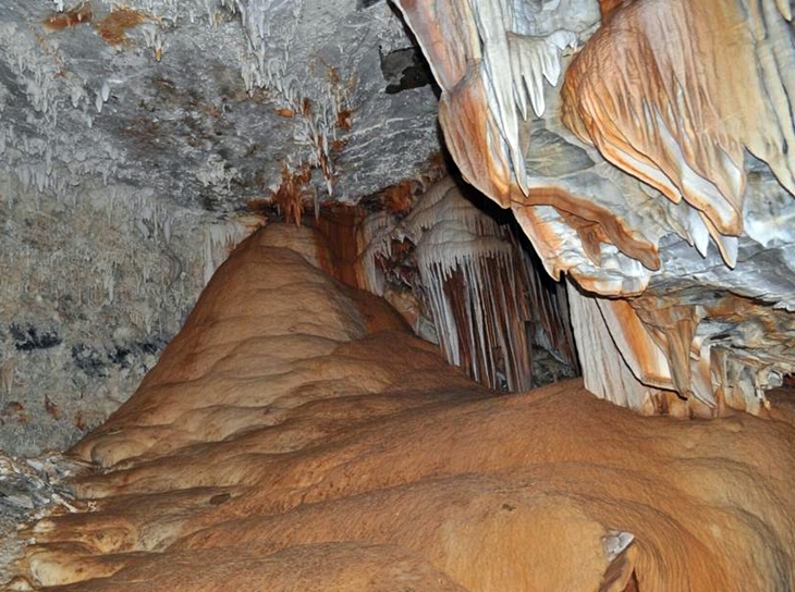 Más de 450 personas en lista de espera para visitar la Cueva de Castañar
