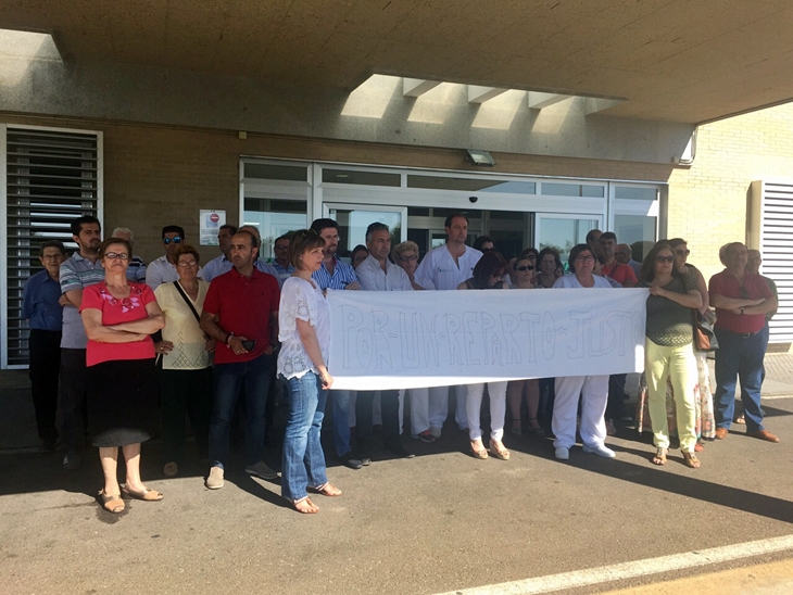 Segunda concentración a las puertas del Hospital de Talarrubias