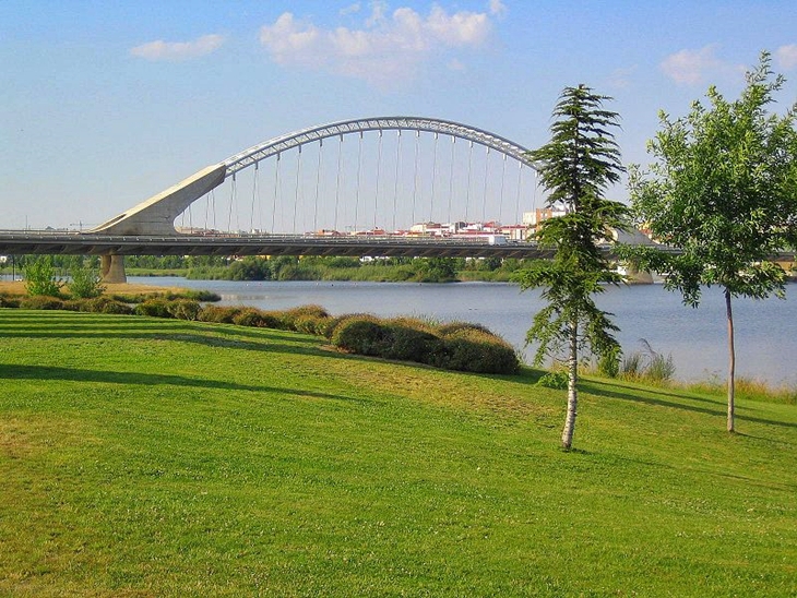 Hallan el cadáver de un hombre en el parque del Guadiana de Mérida