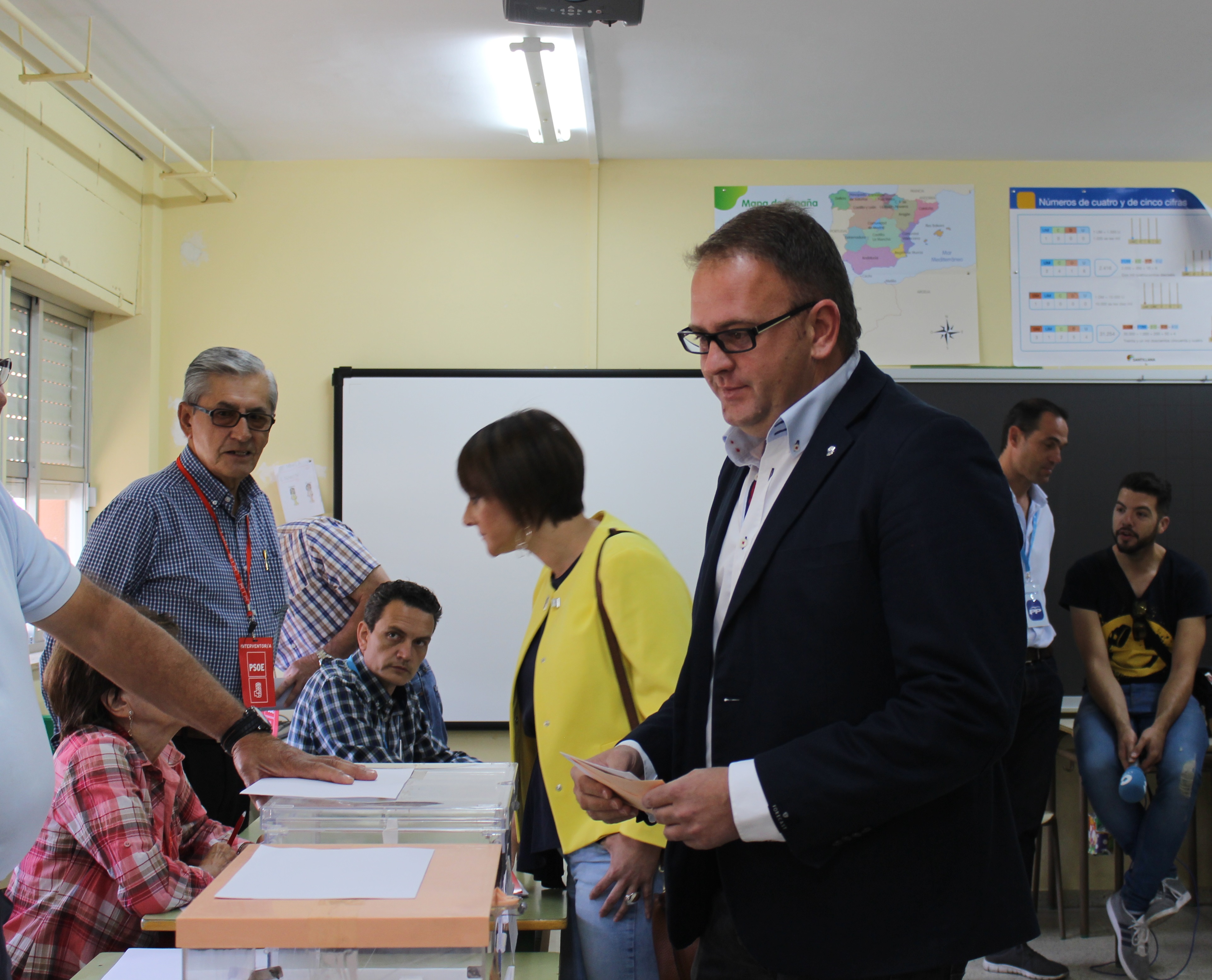 Antonio Rodríguez Osuna (PSOE) acude a votar en Mérida