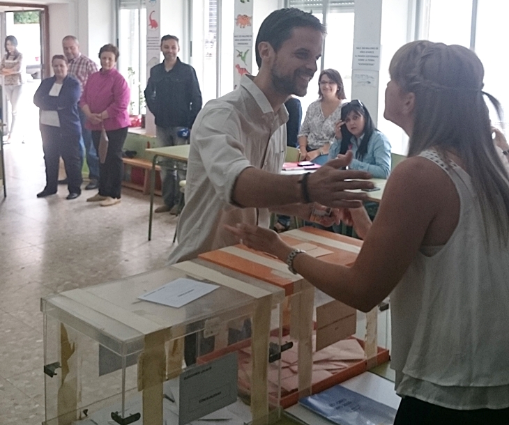 Álvaro Jaén (Podemos) vota en Navalvillar de Ibor