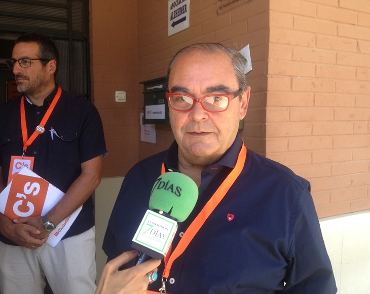 García Borruel (Ciudadanos) vota en Badajoz