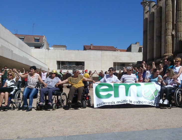 Enfermos de esclerosis múltiple realizan un &#39;cordón humano&#39; en el Templo de Diana