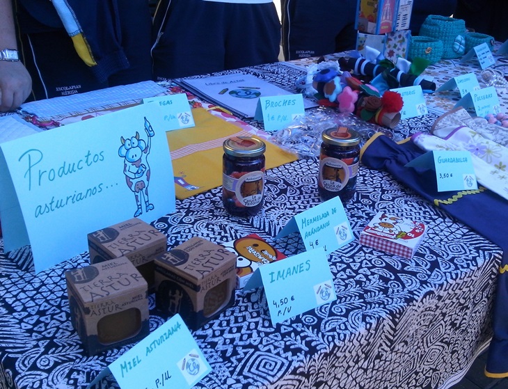 Alumnos de 3º de ESO montan puestos de venta por una labor solidaria