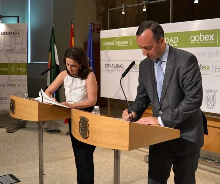 Muñoz firma un convenio para aumentar la protección de las víctimas de violencia de género