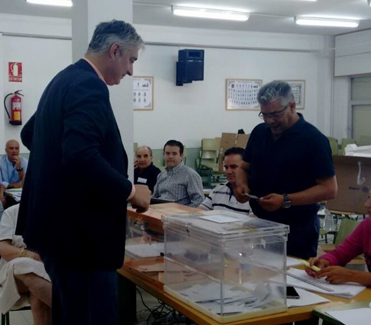 Juan Luis Lara (C&#39;s) ejerce su derecho al voto en Mérida