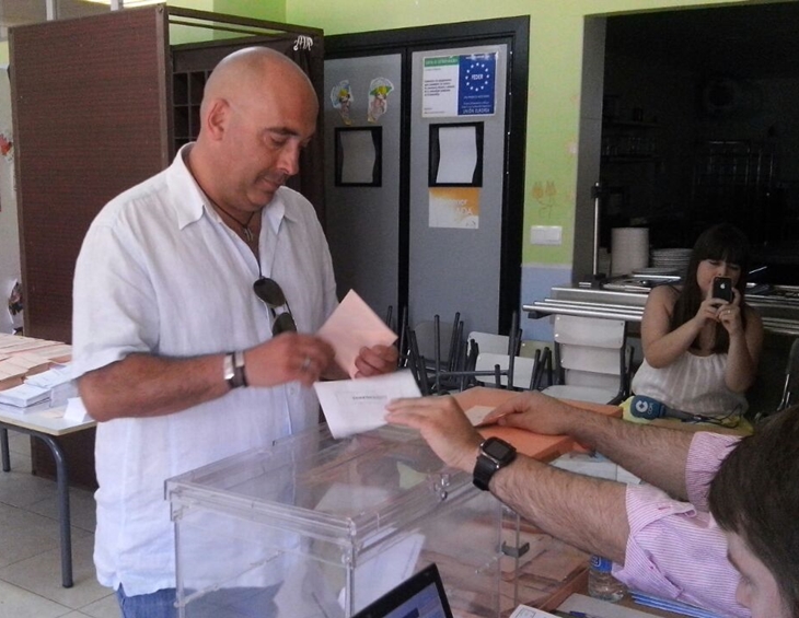 Carbonell (Mérida Participa – Podemos) vota en su colegio electoral