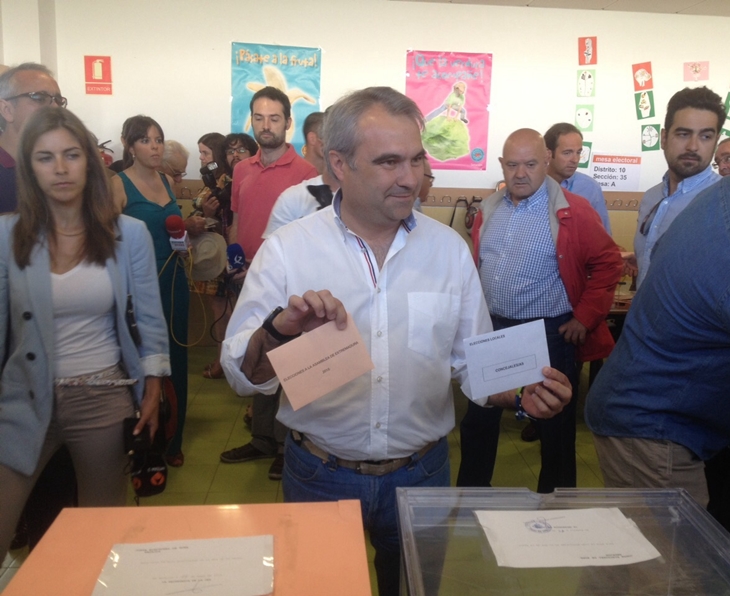 Francisco Fragoso vota en su colegio electoral de Las Vaguadas (Badajoz)