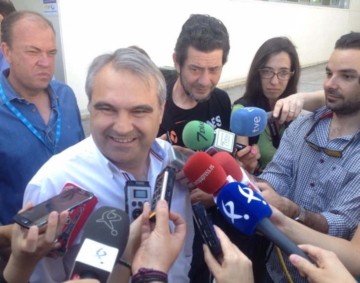 Francisco Fragoso vota en su colegio electoral de Las Vaguadas (Badajoz)