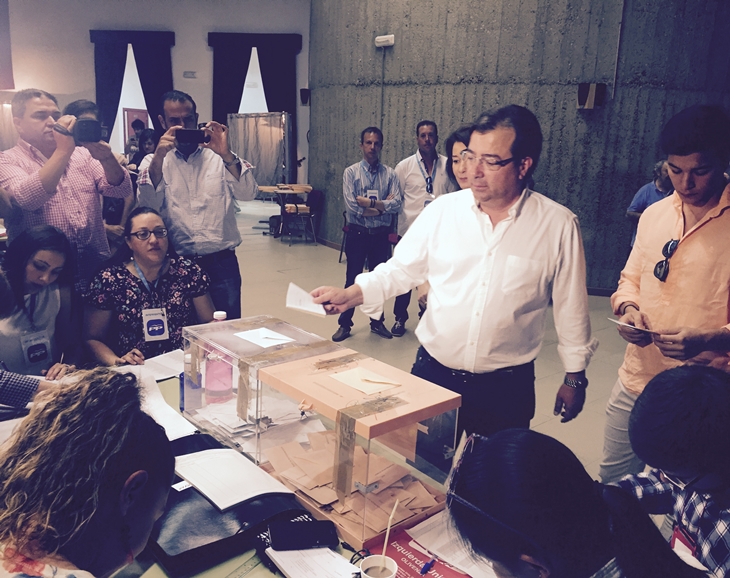 Fernández Vara vota en su colegio electoral de Olivenza
