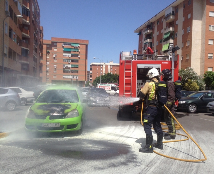 Sale ileso antes de que ardiera su vehículo en marcha en Valdepasillas (Badajoz)