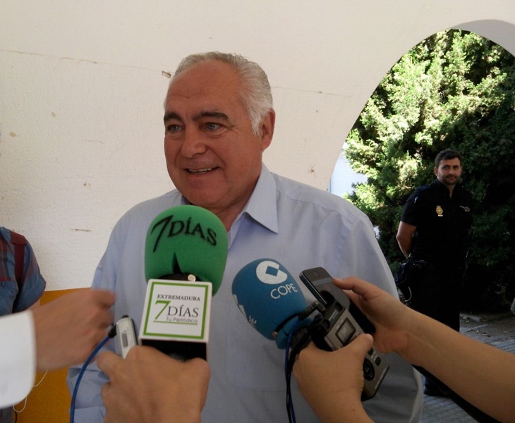 Pedro Acedo (PP) acude a votar en su colegio de Mérida