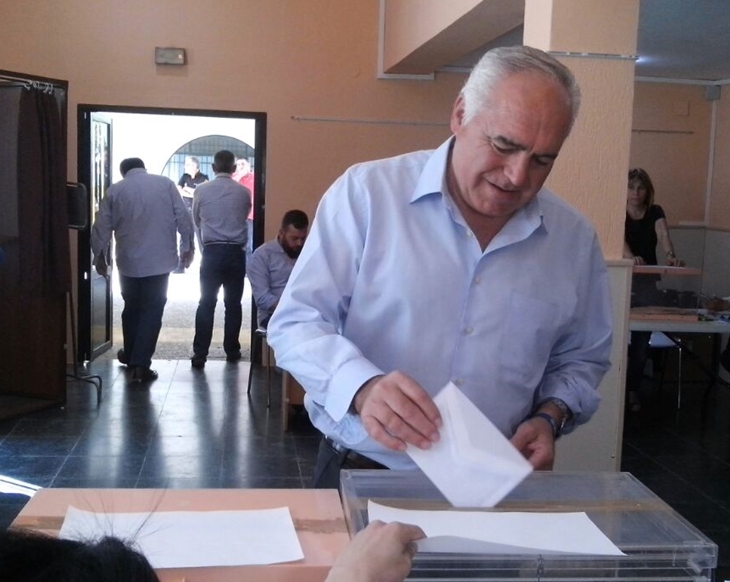 Pedro Acedo (PP) acude a votar en su colegio de Mérida