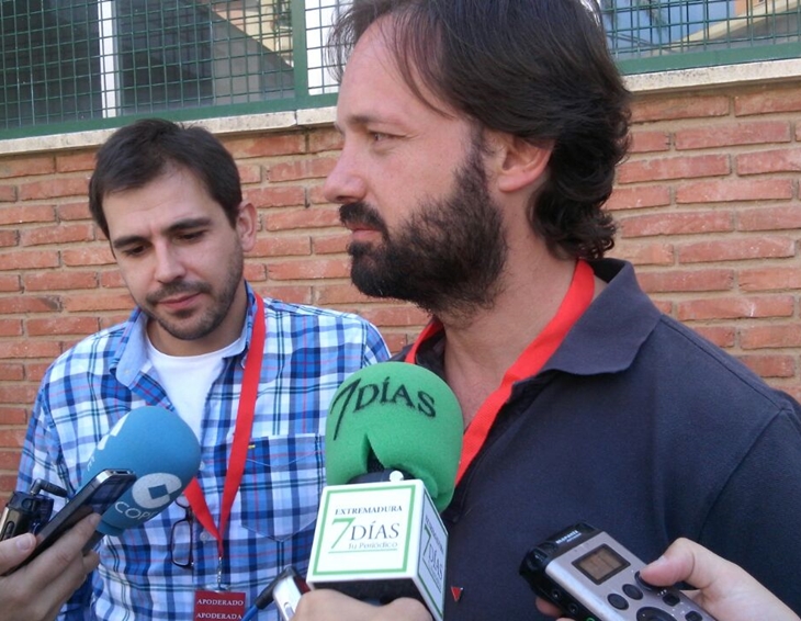 Álvaro Vázquez (IU) vota en Mérida