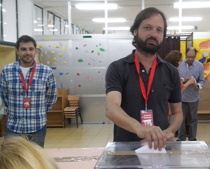 Álvaro Vázquez (IU) vota en Mérida