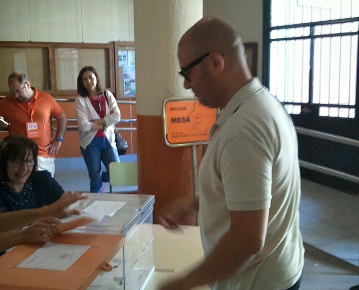 José Sigüenza (UPyD) vota en el Instituto Zurbarán de Badajoz