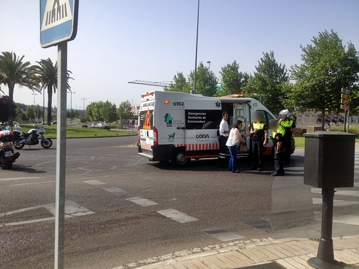 Varios motoristas heridos en sendos accidentes en la capital pacense