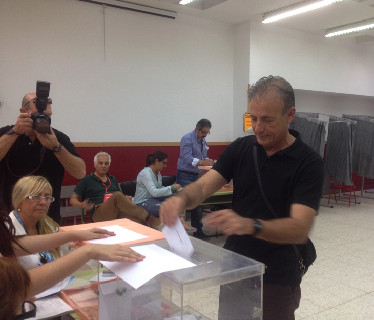 Pedro Escobar (IU) ejerce su derecho a voto en Badajoz