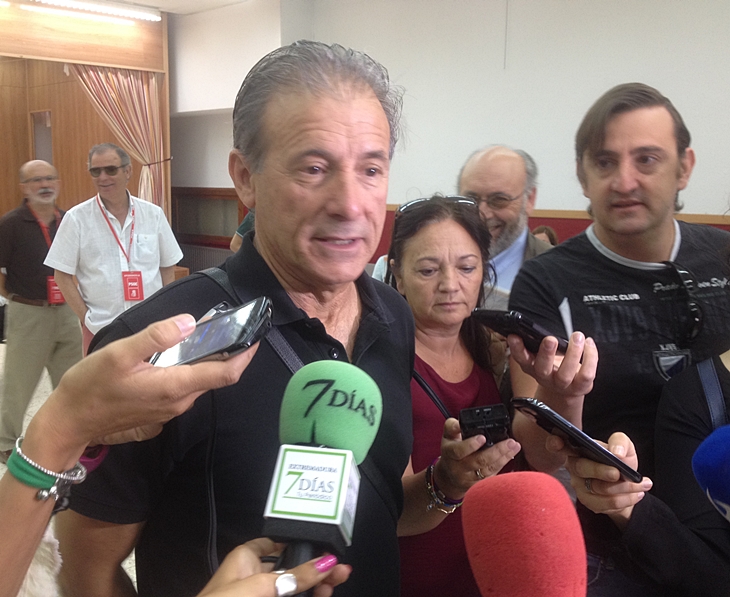 Pedro Escobar (IU) ejerce su derecho a voto en Badajoz