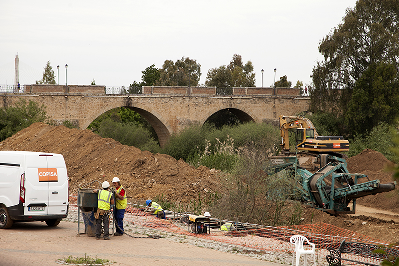 Las obras del nuevo colector en Badajoz dejarán un paseo fluvial ampliado