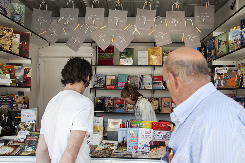 Ambiente en la Feria del Libro de Badajoz 2015