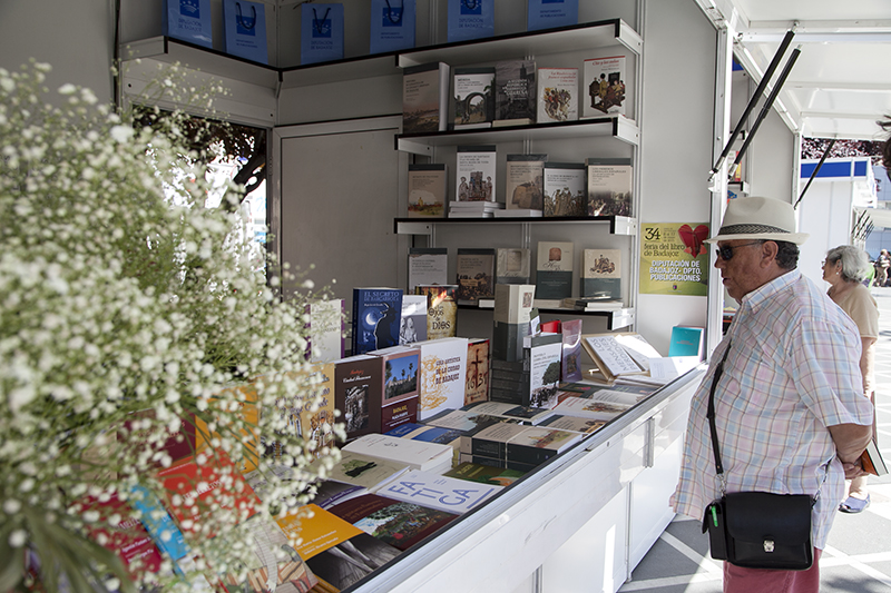 Ambiente en la Feria del Libro de Badajoz 2015