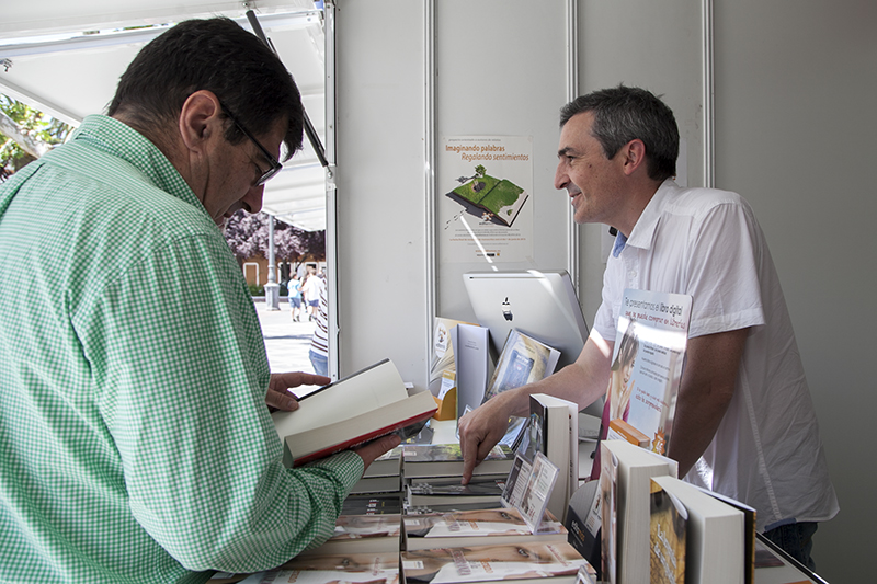 Ambiente en la Feria del Libro de Badajoz 2015