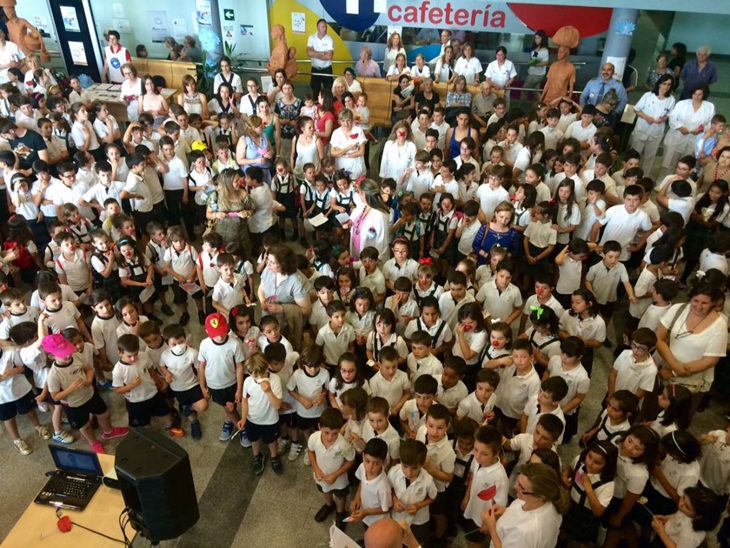 300 escolares reivindican con besos la instauración del Día del Niño Hospitalizado