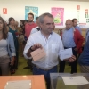 Francisco Fragoso vota en su colegio electoral de Las Vaguadas (Badajoz)