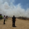 Un incendio amenaza una barriada de Badajoz