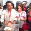 Ricardo Cabezas (PSOE) vota en la barriada del Gurugú (Badajoz)
