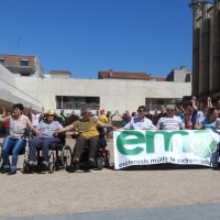 Enfermos de esclerosis múltiple realizan un &#39;cordón humano&#39; en el Templo de Diana