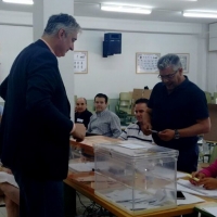 Juan Luis Lara (C&#39;s) ejerce su derecho al voto en Mérida