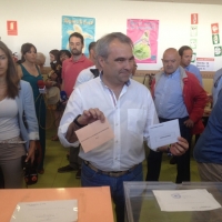 Francisco Fragoso vota en su colegio electoral de Las Vaguadas (Badajoz)